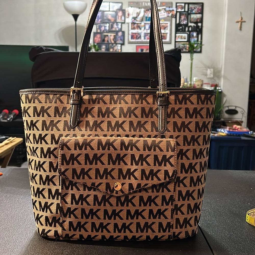 Michael Kors EUC Large Handbag - Picture 3 of 16